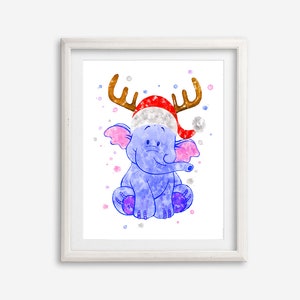 Könnte beinhalten: Ein Aquarellbild eines blauen Elefanten, der einen roten Weihnachtsmann-Hut mit goldenen Geweih trägt. Der Elefant sitzt mit gekreuzten Beinen und hat eine rosa Nase und Ohren. Der Hintergrund ist weiß mit silbernen und rosa Aquarellspritzer.