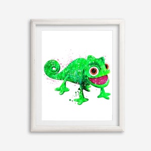 Op de afbeelding: Een groene kameleon met een roze mond en rode ogen glimlacht. De kameleon is geschilderd in aquarel met roze en witte spetters op de achtergrond.
