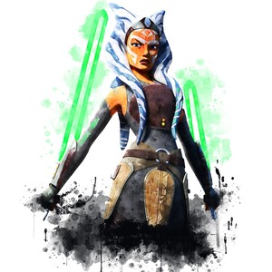 Puede incluir: Una pintura de acuarela de un personaje femenino de Star Wars. Lleva una capucha azul y blanca y sostiene dos sables de luz verdes. El fondo es una acuarela negra y blanca.
