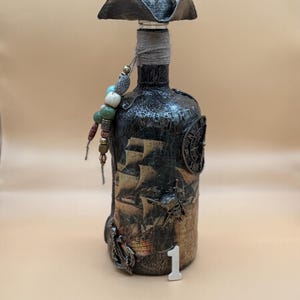 Pirate bottle. Decanter. Pirate map. Treasure map. Christmas Gift. Upcycled Rum Bottle. Bar Decoration. Gift for dad. Pirate party. Handmade