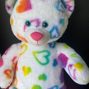 Supersüßer Plüschbär zum Bauen. Liebesherzen. Herz. Teddybären. Regenbogenfarben. Plüschtier rettet. Stofftiere. Plüschtiere. Spielzeug. Geschenke. Bild 1