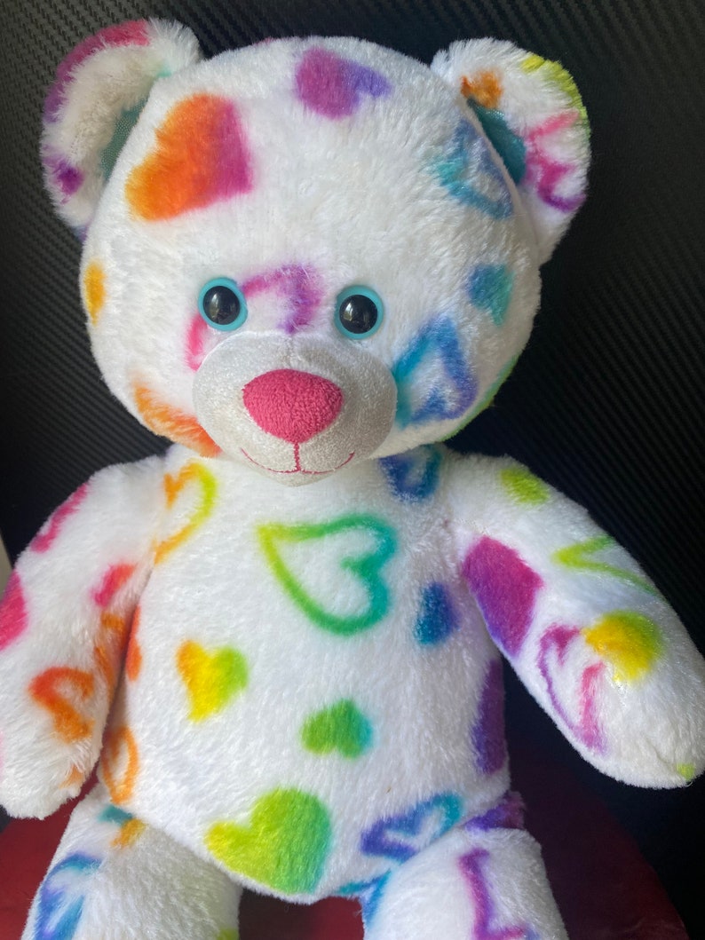 Supersüßer Plüschbär zum Bauen. Liebesherzen. Herz. Teddybären. Regenbogenfarben. Plüschtier rettet. Stofftiere. Plüschtiere. Spielzeug. Geschenke. Bild 1