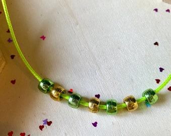 Handgemachte grün und gold gemischte Glasperlenkette. Perlen. Geschenke. Einzigartig.