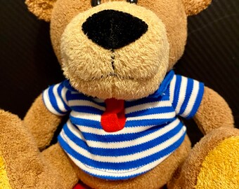 Super schattige mooi geklede bruine beer. Plushie redt. Zacht speelgoed. Knuffels. Adoptie. Teddyberen. Pre geliefd. Cadeaus.