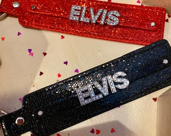 Handgemachter Schlüsselanhänger aus schwarzem oder rotem Glitzer Kunstleder mit Elvis Namen in Strassbuchstaben. Schlüsselring. Taschenbügel. Zubehör. Geschenke
