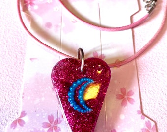 Schönes rosa handgemachtes Herz aus Harz gefüllt mit einem blauen Mondanhänger. Himmlisch. Mondkind. Geschenke. Halskette. Schmuck.