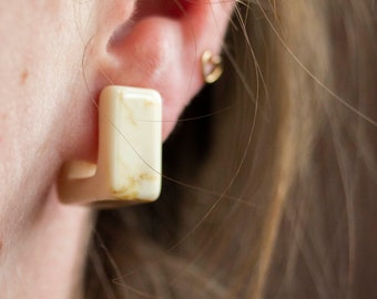 Ohrringe aus elfenbeinfarbenem Kunstharz im Marmor-Look
