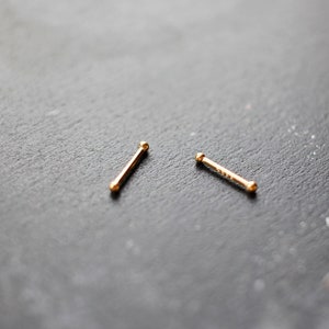 Pendientes de oro minimalistas diminutos, tachuelas de plata de ley 925 chapadas en oro súper pequeñas de 1 mm imagen 3