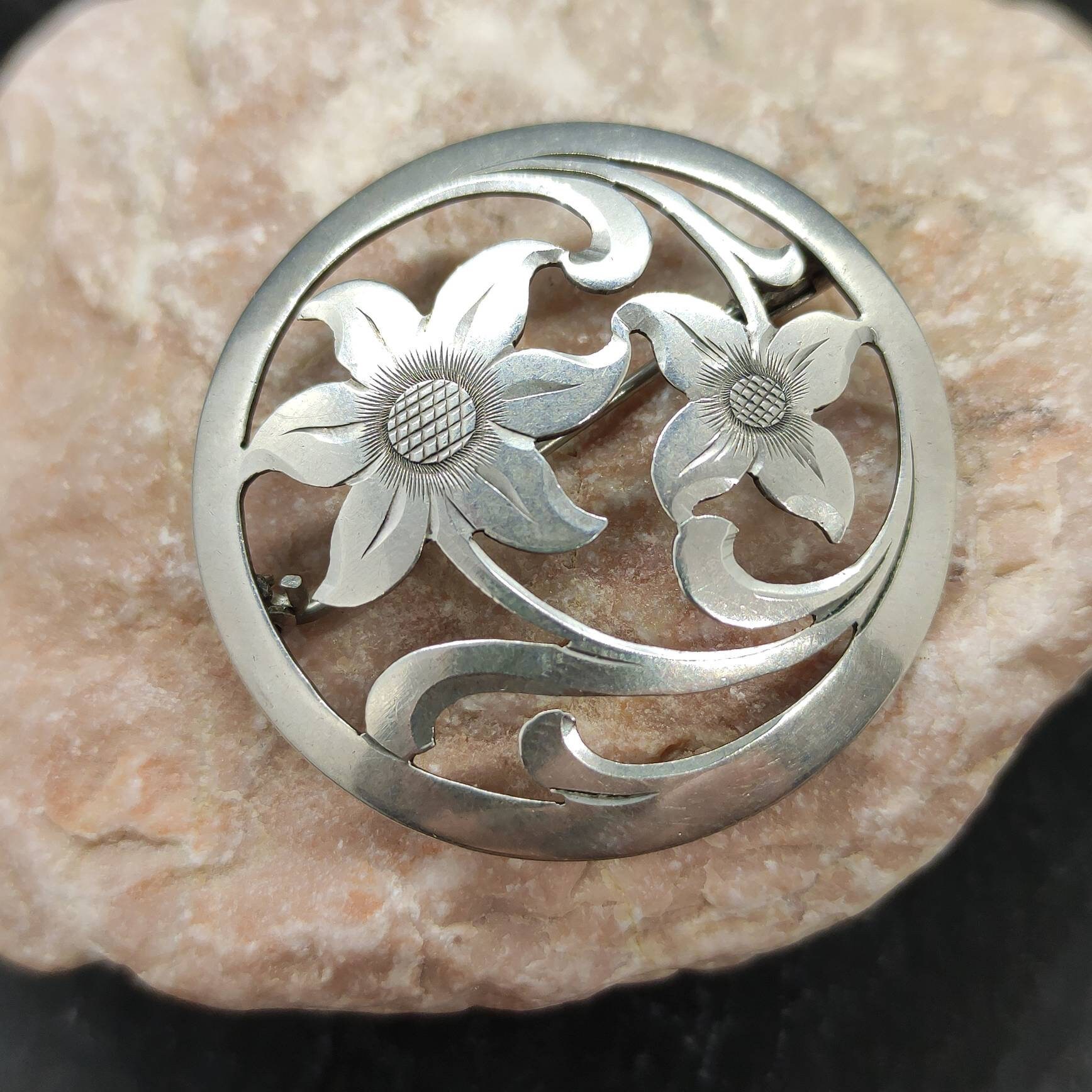 Ancienne Broche En Argent Massif Menton Avec Cloche - Début 1900 - Rare - Occasion