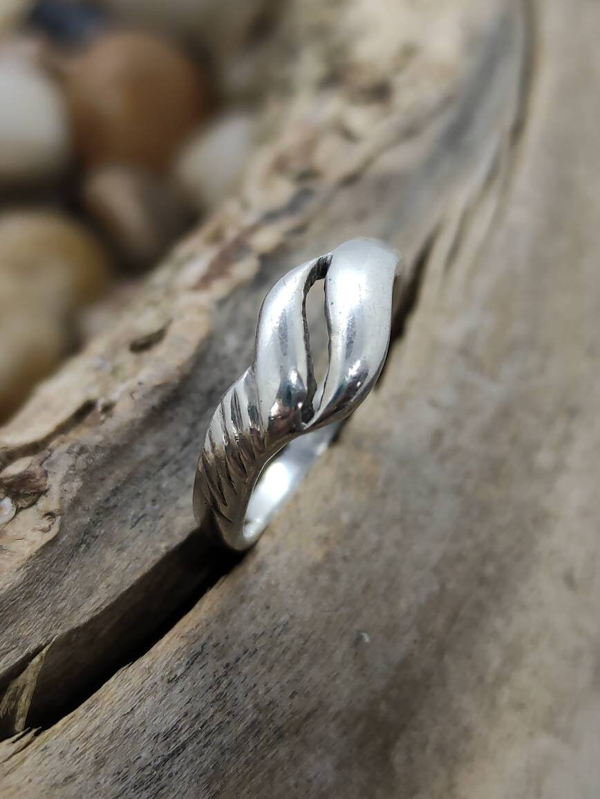 Bague vintage fantaisie argent avec strass. Taille 51/52