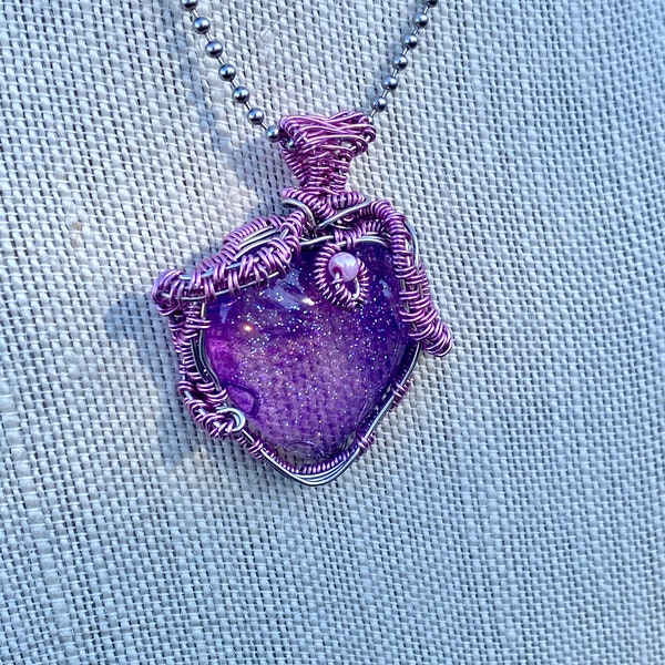 Pendentif de cœur en résine étincelante violet enveloppé de couleur argent et de fil violet clair / rose clair