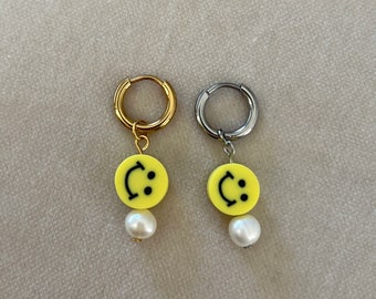 OHRRING | 1 Kreolen Ohrring „SMILEYPEARL“, handgemacht, Anhänger, Süßwasserperlen, Edelstahl, Gold, Hoops, Mini Creolen, Polymer Smiley