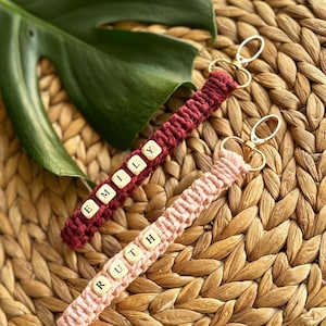 Personalisierte Armband Perlen Name Schlüsselbund, Makramee Armband Schlüsselbund, Brautjungfer Box Geschenke, Lehrer Geschenke, Strumpf Stuffers, Geschenk für Mutter