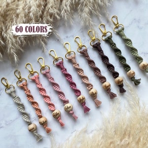 Name Schlüsselbund mit Perle, Boho Makramee Schlüsselanhänger, Boho Lanyard Schlüsselanhänger, Boho Schlüsselanhänger, Rucksackanhänger, BFF Geschenke, Brautjungfer Geschenke, Taschenanhänger