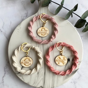Cadeaux personnalisés boîte de demoiselle d'honneur, porte-clé en bois nom de demoiselle d'honneur, porte-clé bracelet en macramé pour demoiselles d'honneur, cadeau pour elle, cadeau porte-clé BFF