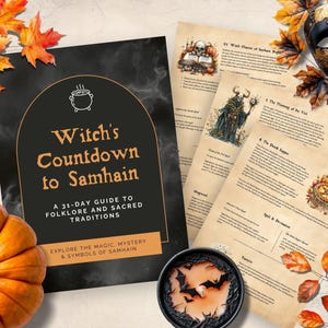Può includere: Una composizione a tema Halloween con un libro intitolato "Witch's Countdown to Samhain", carte decorative, una zucca e una maschera nera. La copertina del libro è nera con testo arancione e un'illustrazione di un calderone. Foglie autunnali e una candela completano la scena.