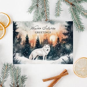 Tarjeta de solsticio de invierno con lobo ártico, postal navideña de animales del bosque para imprimir, impresión navideña pagana con bosque, saludos navideños