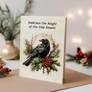 Tarjeta de solsticio de invierno imprimible, postal festiva de Yule con cuervos y acebos, estampado de animales navideños paganos, saludos de temporada de cuervos navideños