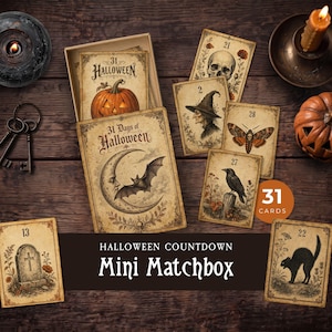 Può includere: Un set per il conto alla rovescia di Halloween con 31 carte in una scatola. Le carte presentano illustrazioni in stile vintage di un teschio, una strega, una falena, un corvo, una lapide e un gatto nero. La scatola mostra una luna crescente.