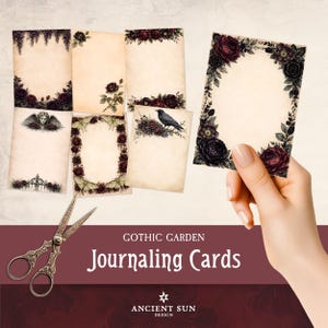 Puede incluir: Un conjunto de tarjetas rectangulares para diario en papel estilo vintage con bordes florales oscuros, un cuervo, un ángel y polillas. El texto GOTHIC GARDEN Journaling Cards y ANCIENT SUN DESIGN es visible junto a unas tijeras de metal.