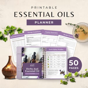 Pode incluir: Um planejador imprimível para óleos essenciais e ervas. O planejador tem uma capa roxa com uma imagem de garrafas de óleo essencial e o texto "Herbs And Essential Oil Planner". O planejador tem 50 páginas e inclui seções para diretrizes de armazenamento, visão geral anual, perfis de segurança de ervas e seções de receitas.