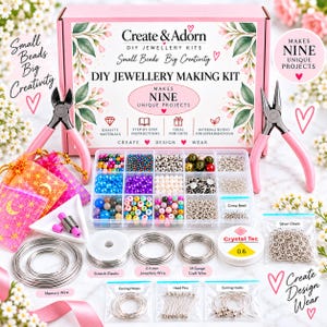 Può includere: Un kit per creare gioielli fai-da-te in una scatola rosa con l'etichetta Create & Adorn, contenente un organizer in plastica trasparente con perline colorate, catenelle argentate, filo armonico, elastico, filo metallico, ganci e due pinze rosa.