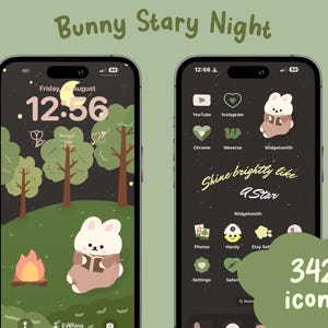 Puede incluir: La pantalla de un teléfono con un diseño personalizado que presenta un conejo de dibujos animados leyendo un libro junto a una fogata en un bosque por la noche. La pantalla del teléfono también muestra un diseño personalizado de iconos de aplicaciones con un tema de conejo. El texto en la pantalla dice "Shine brightly like a star" y "342 icons".