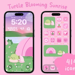 以下が含まれることがあります： ピンクとグリーンの携帯電話の画面に、ピンクのテントで眠っている漫画の亀が描かれています。携帯電話の画面はピンクの背景で、緑の芝生と湖が背景にあります。携帯電話の画面には、5:20を示す時計と「blooming spring」というテキストも表示されています。携帯電話の画面には414個のアイコンがあります。