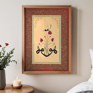 Può includere: Un'opera d'arte incorniciata con calligrafia araba e dettagli floreali. Il design centrale presenta un'elegante scrittura nera, accompagnata da fiori rossi. La cornice è in un caldo tono legno, con un bordo decorativo rosso e oro.