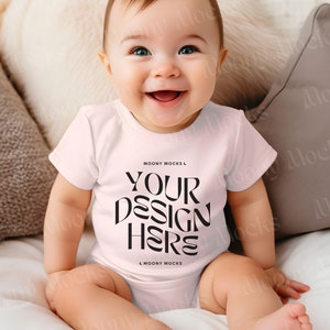 Pieles de conejo 3322 Camiseta de bebé Maqueta Camisa blanca para niños pequeños Camiseta blanca de piel de conejo Modelo de bebé Maqueta de piel de conejo 3322 Estilo de vida infantil Boho en blanco