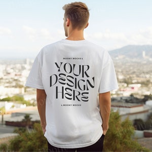 Gildan 5000 Mockup Back Tshirt Mockup Men Shirt Mockup White Gildan 5000 Retro della camicia Mockup Modello maschile Mock White Lifestyle Outdoor Trendy
