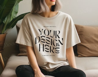 Gildan 5000 Mockup Sand Tshirt Mockup Frauen Shirt Mock weibliches Modell Mock-up Sand Gildan 5000 Shirt Boho Mock Lifestyle Trendy Ästhetisches Tee