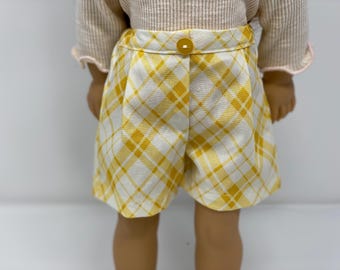 Gelb karierte Falten Shorts - Y2K Clueless Style Hose für 18 ”Puppe, mit hoher Taille