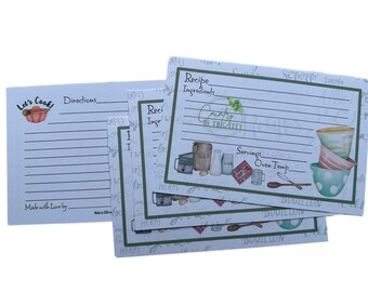 Puede incluir: Un juego de cuatro tarjetas de recetas con un tema de cocina campestre. Las tarjetas son blancas con bordes verdes y presentan ilustraciones de utensilios de cocina y comida. El texto en las tarjetas incluye "Let's Cook", "Ingredientes de la receta", "Instrucciones", "Porciones", y "Temperatura del horno".