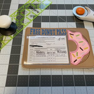 Gratis Donut Pass Vaccine Card Houder