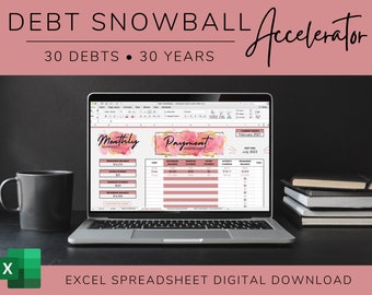 Peut inclure: Un ordinateur portable affichant une feuille de calcul Excel avec un design aquarelle rose et or. La feuille de calcul est intitulée "Debt Snowball Accelerator" et comprend des sections pour "Résumé mensuel" et "Tableau de bord des paiements". La feuille de calcul est conçue pour aider les utilisateurs à suivre leurs paiements de dettes et à créer un plan pour rembourser leurs dettes plus rapidement.