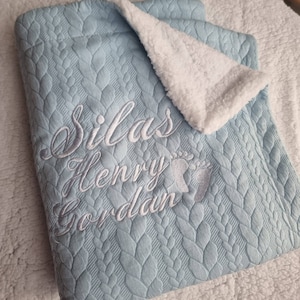 Manta de punto de ochos personalizada en azul bebé
