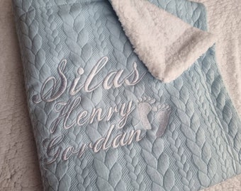 Couverture personnalisée bleu bébé en tricot torsadé