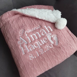 Personalised Baby/Toddler Cable Knit Blanket. Personalised with name or birth date. Pom Pom feature and Sherpa Fleece backing. imagem 1