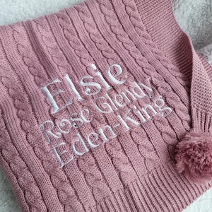 Manta de bebé personalizada con diseño de ochos tejidos. Mantón de bebé con nombre y fecha personalizados para regalo de bebé de recuerdo