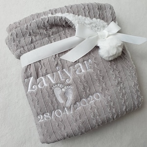 Personalised Baby/Toddler Cable Knit Blanket. Personalised with name or birth date. Pom Pom feature and Sherpa Fleece backing. imagem 4