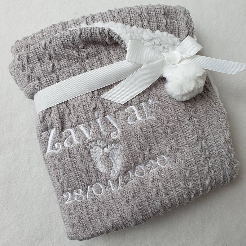 Couverture personnalisée en tricot torsadé pour bébé/enfant en bas âge. Personnalisé avec le nom ou la date de naissance. Pompon et envers en polaire Sherpa. image 4