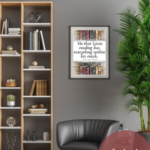 Peut inclure: Une impression encadrée avec une citation sur la lecture : « Celui qui aime lire a tout à sa portée. » - William Godwin. L'impression est entourée d'une bibliothèque avec des livres et des objets décoratifs.