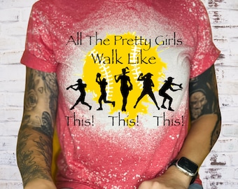Camiseta de sóftbol blanqueada: "Las chicas guapas caminan así"