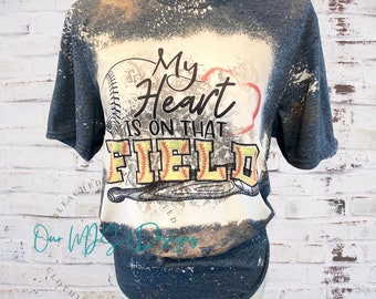 Camiseta blanqueada de mamá de sóftbol: Camiseta con corazón en el campo