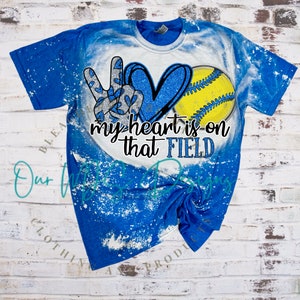 Mein Herz ist auf diesem Feld Softball, Softball gebleichtes T-Shirt, Softball Mom Shirt, Softball gebleichtes Sweatshirt, Jugend Softball Shirts