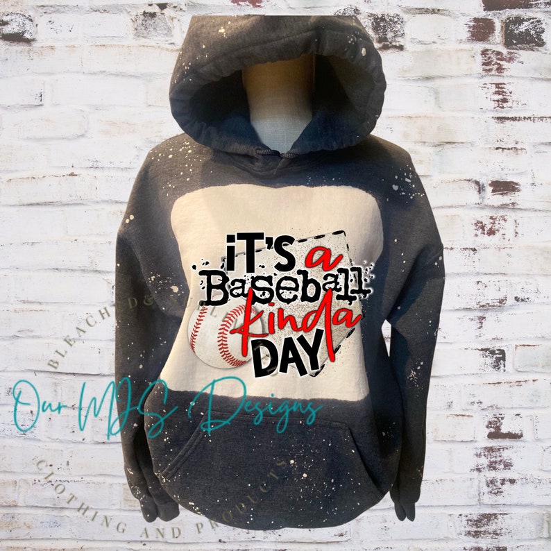 Puede incluir: Sudadera con capucha negra con un gr&aacute;fico de b&eacute;isbol blanco y negro. El gr&aacute;fico dice "It's a Baseball Kinda Day".