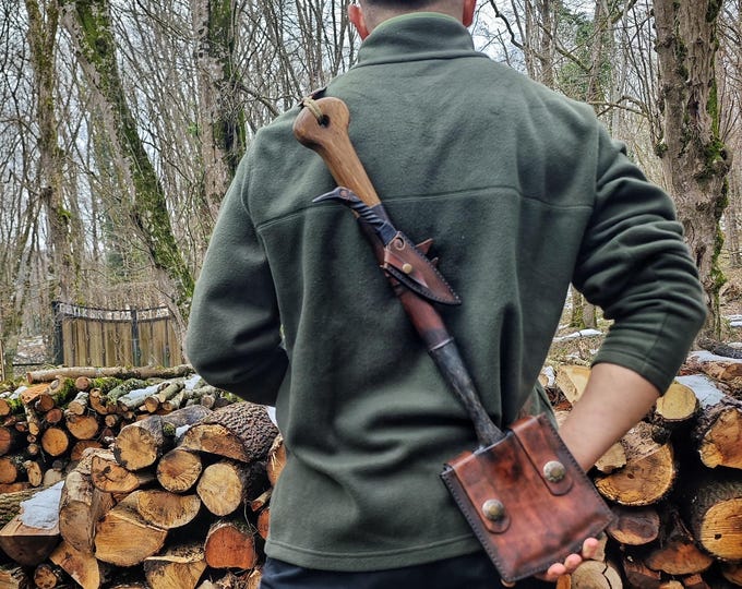 Bushcraft Survival Set – Hand-Forged Carbon Steel Shovel & Raven-Head Knife – Leather Backpack Sheath for Camping Disaster Preparedness