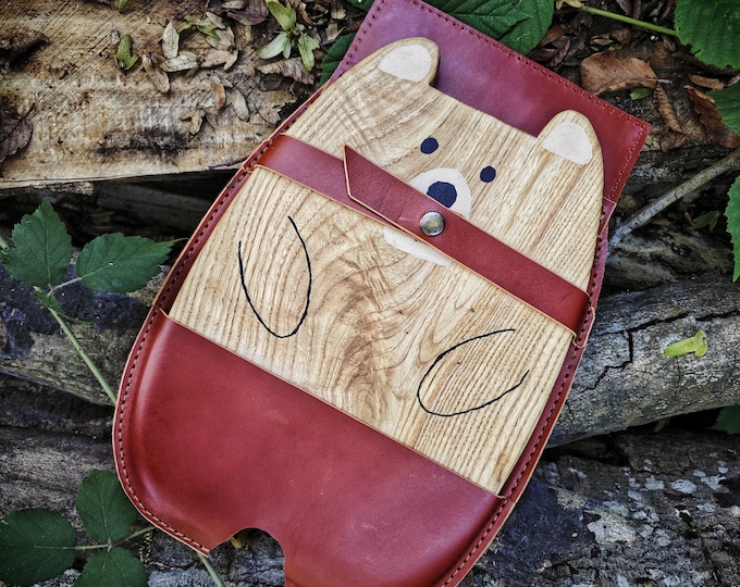 Elevate Your Dining Experience with Handcrafted Bear-Adorned Cutting Board and Hand-Forged Iron Cutlery Set in a Genuine Leather Bag