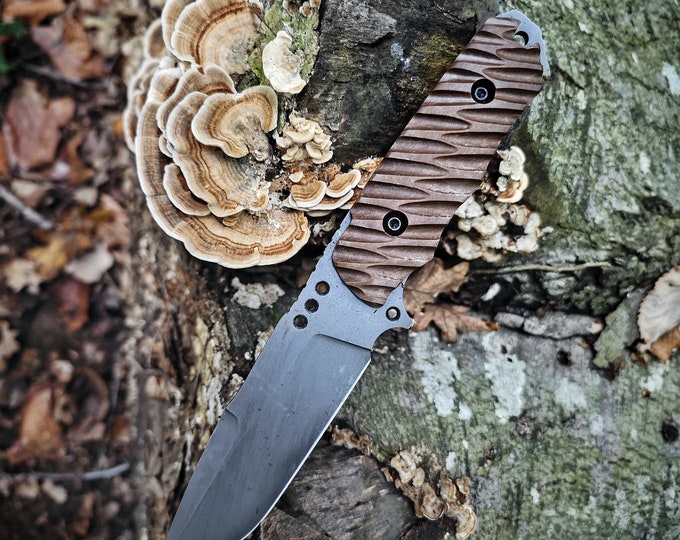 Handcrafted Tactical Knife: Where Power and Elegance Converge